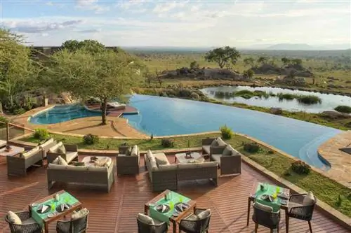 Вид с воздуха на бассейн и обеденную зону на открытом воздухе в Four Seasons Safari Lodge Serengeti