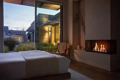 Интерьер гостевой студии в Shou Sugi Ban House