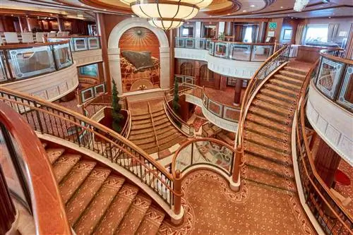 Лестница Большого вестибюля на борту круизного лайнера Cunard