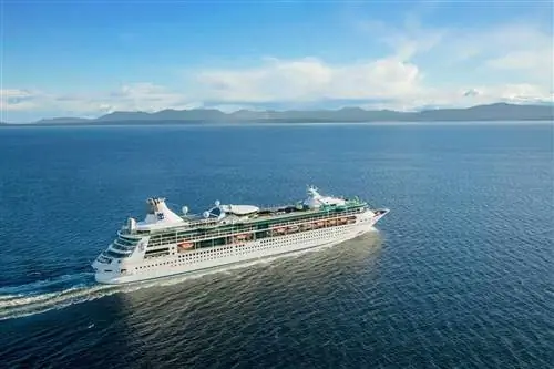 Вид с воздуха на круизный лайнер Royal Caribbean Rhapsody of the Seas