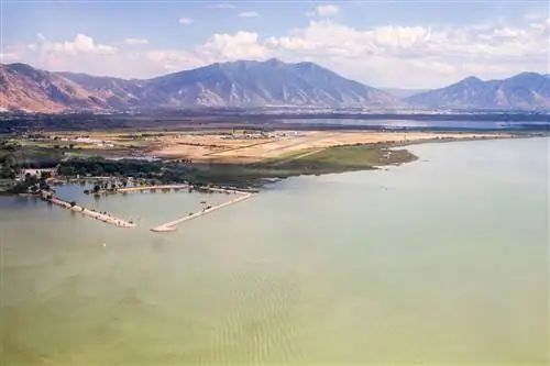 Вид с воздуха на парк Юта-Лейк с аэропортом Прово позади