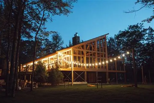 Вид на заднюю часть курорта Terramore Lodge ночью с наружным освещением Вид на заднюю часть курорта Terramore Lodge ночью с наружным освещением