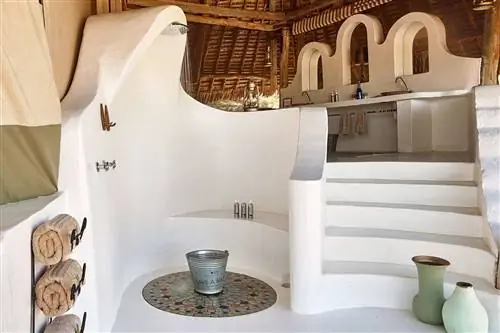 Душ под открытым небом в Sasaab Lodge, Самбуру, Кения