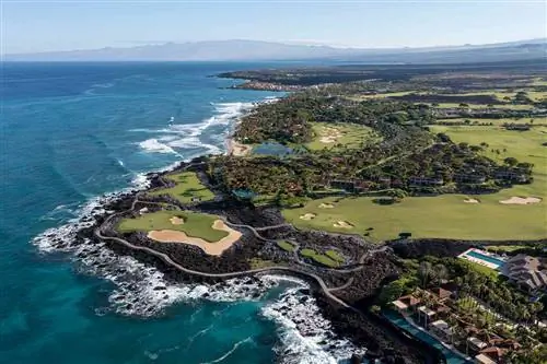 Вид с воздуха на гольф-клуб Hualalai в Каупулеху-Кона, Гавайи.
