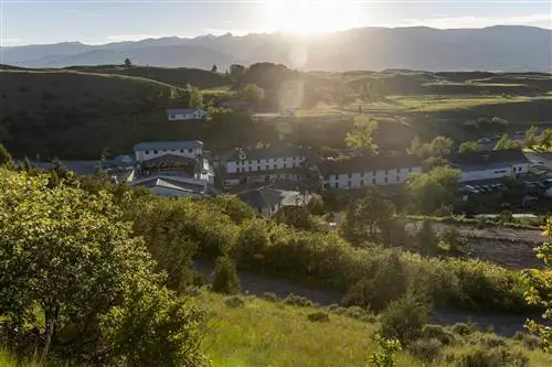 Горячие источники и курорт Чико - популярное место среди местных жителей и путешественников, посещающих Райскую долину, коридор, ведущий в Йеллоустонский национальный парк.