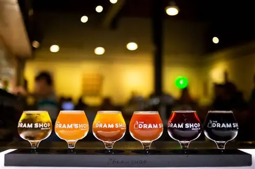 Стакан пива находится в магазине Dram Shop в Миссуле, штат Маунт.