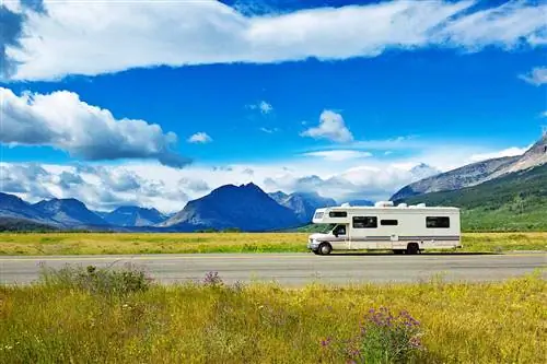 Автомобиль RV Camper проезжает через национальный парк Глейшер, Монтана