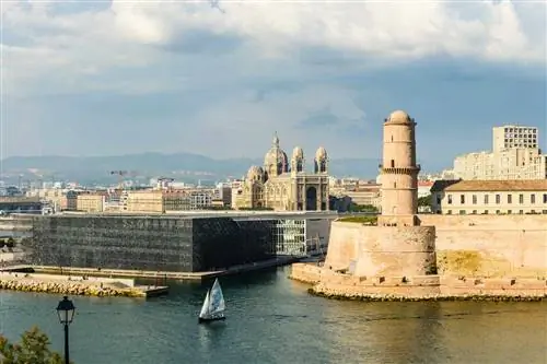 В этом легендарном портовом городе в часе езды от Ниццы вы найдете прекрасные пляжи, прогрессивное уличное искусство и вкусные авангардные дегустационные меню