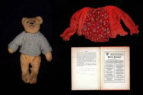 Плюшевый мишка, красный цветочный принт и копия Mein Kampf, Vol 2 - все экспонаты на выставке в музее.
