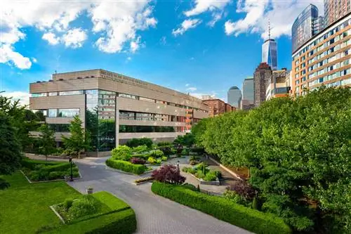 На этой неделе в Нью-Йорке открывается выставка Холокоста с сотнями свидетельств выживших, призванных «обучать и вдохновлять»