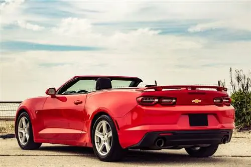 Красный кабриолет Chevy на пляже