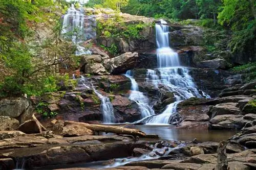 Шелковистый водопад Шелвинг-Рок и бассейн возле озера Джордж в парке Адирондак в Нью-Йорке.