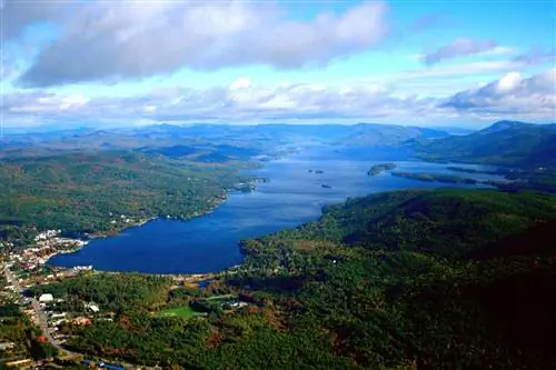 Этот маленький городок в Нью-Йорке - идеальное место для летнего отдыха - с курортами на берегу озера, пешеходными тропами и ремесленными пивоварнями