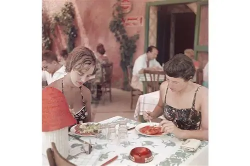 Гости обедают в ресторане Le Tre Sorelle в Позитано, Италия, 1958 год.