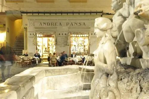 Внешний вид Pasticceria Pansa через площадь и фонтан