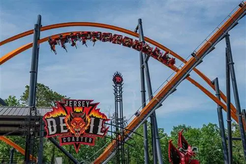 Люди катаются вверх ногами на аттракционе Jersey Devil Coaster. Люди катаются вверх ногами на аттракционе Jersey Devil Coaster.