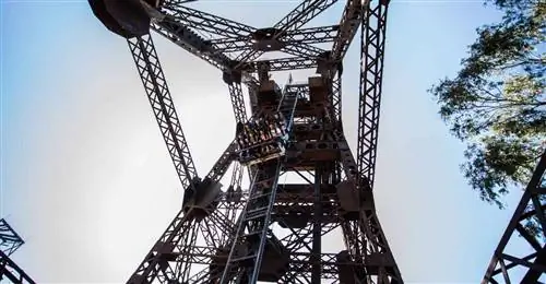 Гости катаются на горке Tower of Tower Coaster в Gold Reef City. Гости катаются на горке Tower of Tower Coaster в Gold Reef City.