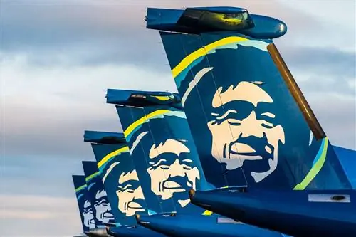 Самолеты Alaska Airlines выстроились в очередь в аэропорту