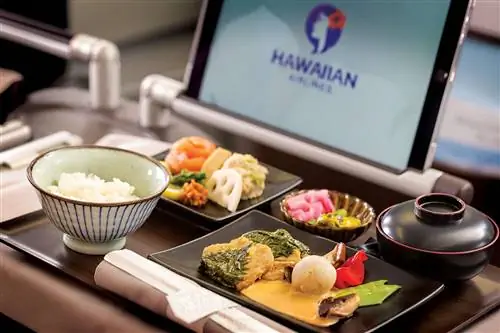 Поднос с японской едой на рейсе Hawaiian Airlines