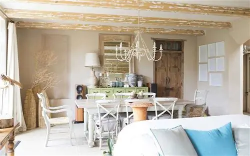 Гостиная и столовая в деревенском доме