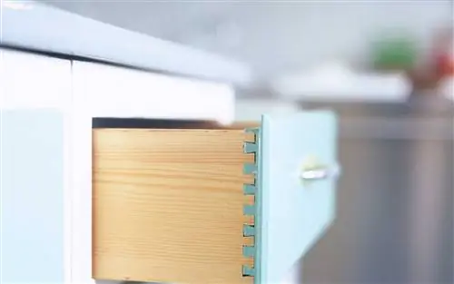 Открытый кухонный ящик.