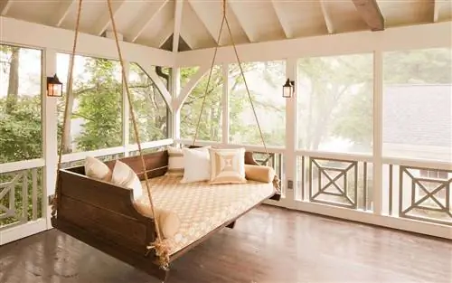 Большие удобные качели на веранде с деревянным полом, Нэшвилл, США