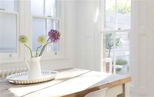 Цветы в вазе на деревянном столе