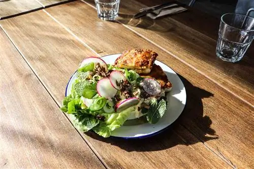 Салатная тарелка с мясом в органической кухне Бостока