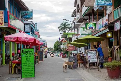 Главная улица с ресторанами и туристическими компаниями в городе Сан-Игнасио.