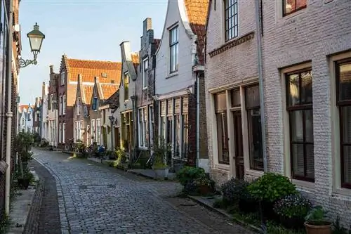 Прогулка по старому голландскому городку Зирикзее со старыми домиками и улицами, Зеландия, Нидерланды