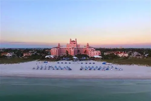 Вид на закат на отель Don Cesar с видом на пляж