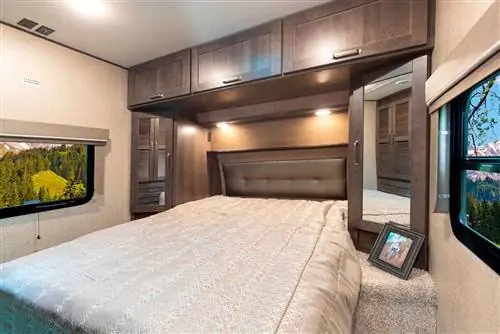 Интерьер спальни в автофургоне Reflection RV Camper от Grand Design