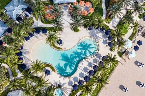 Вид с воздуха на бассейн для взрослых в The Breakers Palm Beach