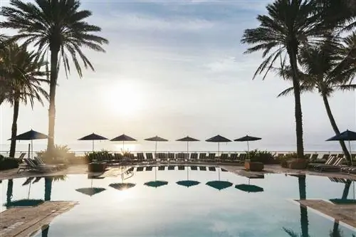 Бассейн в Eau Palm Beach Resort & Spa