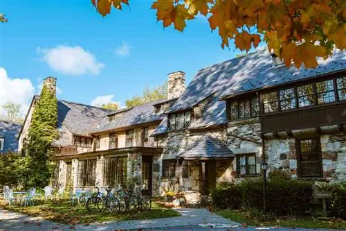 Вход в отель Troutbeck в Нью-Йорке.