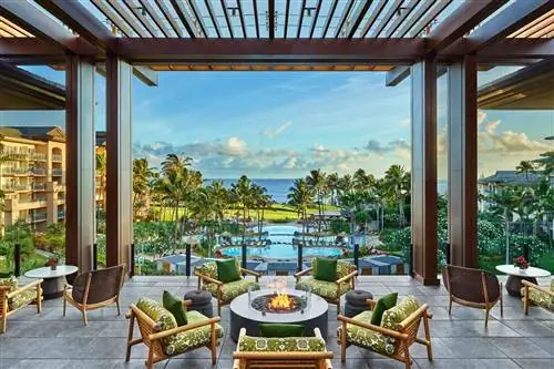 Лобби-веранда с камином в The Ritz-Carlton Maui, Капалуа