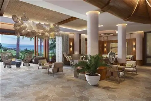 Вид на обеденный бар внутри RitzClub в The Ritz-Carlton Maui, Капалуа
