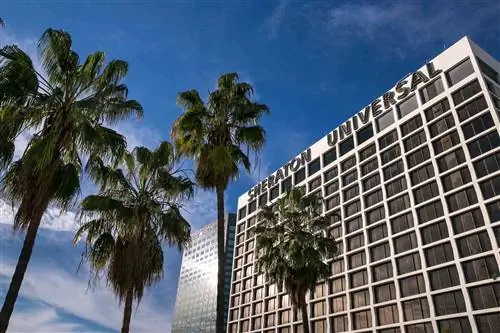 Внешний вид отеля Sheraton Universal, расположенного рядом с Universal Studios Hollywood,