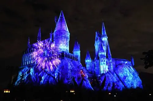 Световая проекция «Волшебство Рождества в замке Хогвартс» в Universal Studios Hollywood