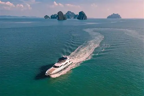 Вид с воздуха на лодку Major Affair с курорта Anantara Layan Phuket Resort, Таиланд Вид с воздуха на лодку Major Affair с курорта Anantara Layan Phuket Resort, Таиланд