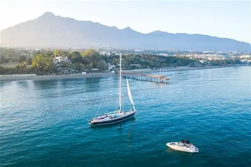53-футовая парусная лодка из Marbella Club Hotel, Golf Resort & Spa, Испания 53-футовая парусная лодка из Marbella Club Hotel, Golf Resort & Spa, Испания