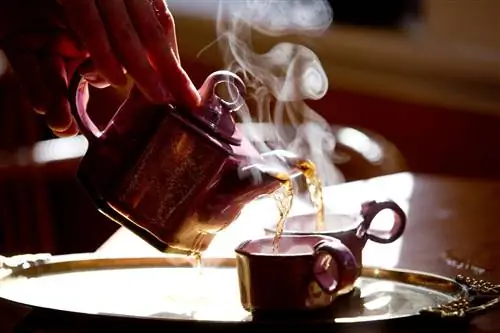 Розовый чай в Dobra Tea на Биржевой улице наливают из чайника с двойным носиком.