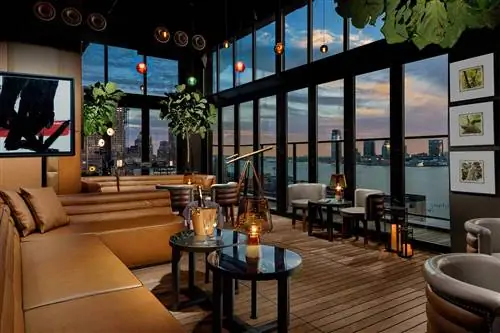 Закат в баре Hugo в отеле Hugo Soho