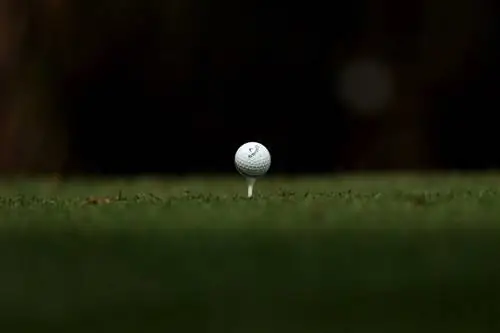 Деталь мяча Si Woo Kim из Южной Кореи Callaway на 15-й площадке-ти во время первого раунда RBC Heritage 15 апреля 2021 года в Harbour Town Golf Links на острове Хилтон-Хед, Южная Каролина.