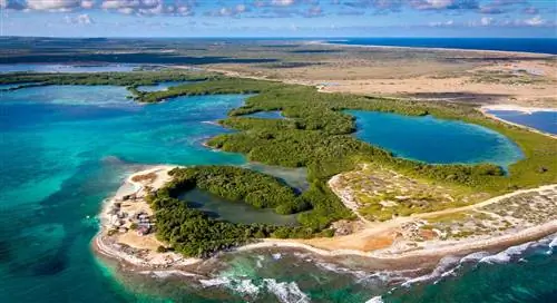 Вид сверху на землю и воду на Бонайре.