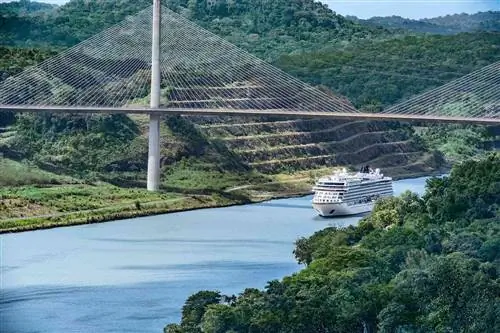 «Солнце викингов» плывет по Панамскому каналу, Панама.