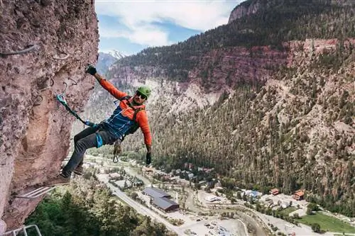 В этом городке в горах Колорадо есть совершенно новый подвесной мост, который висит на высоте 200 футов над великолепными скалами
