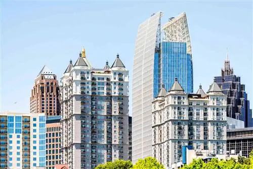 Современный вид на городской пейзаж в парке Пьемонт в Атланте, Джорджия