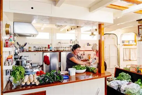 Шеф-повар готовит еду на корабле «Ладона».