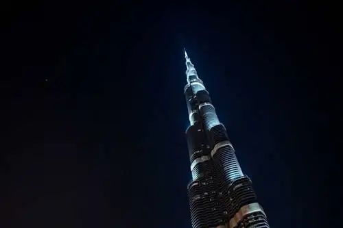 Внешний ночной вид на самый высокий небоскреб в мире Бурдж-Халифа на высоте 828 м (2717 футов) в Дубае.